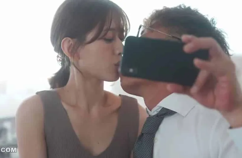 Thấy vợ hơi lạ, anh xã xem điện thoại người vợ và thấy cảnh phang với cấp trên của mình